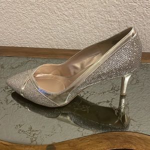 Brand New Bandolino Classic Silver glamour pumps, size 8